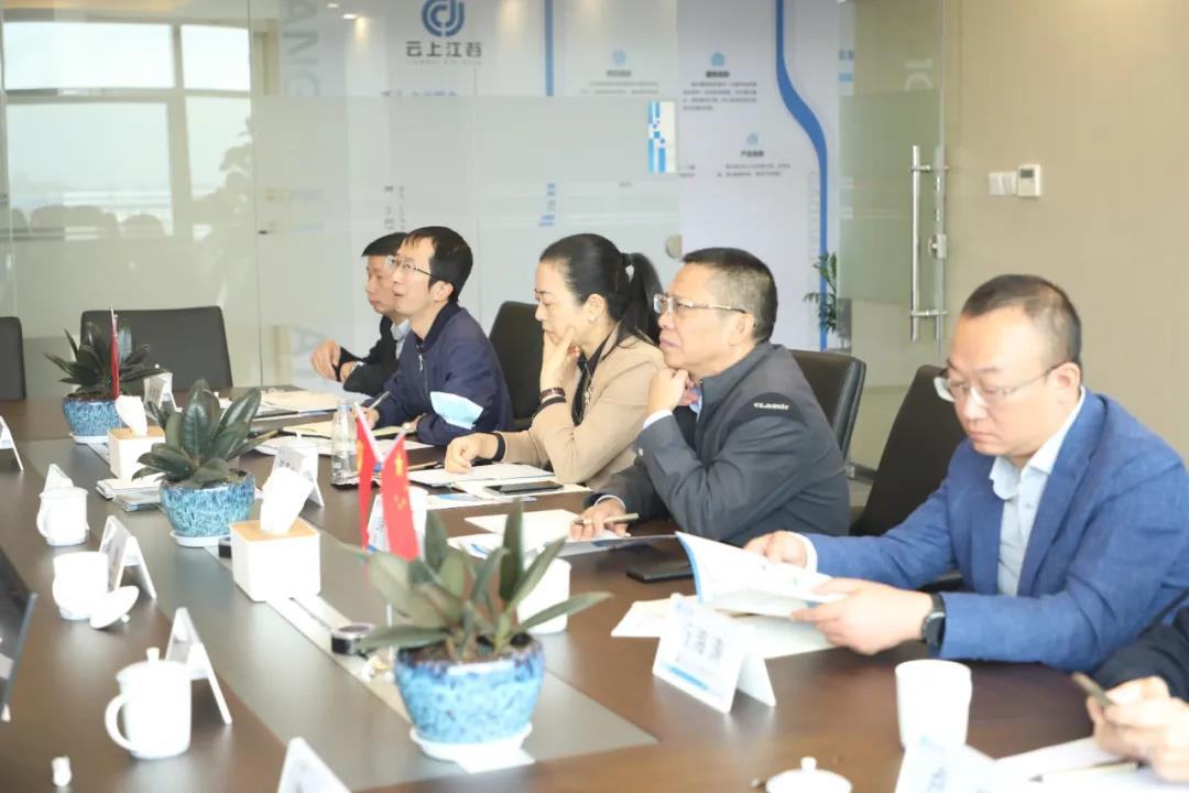 鹰潭市政府办副主任、市信息办副主任陈凌枝一行参加会议