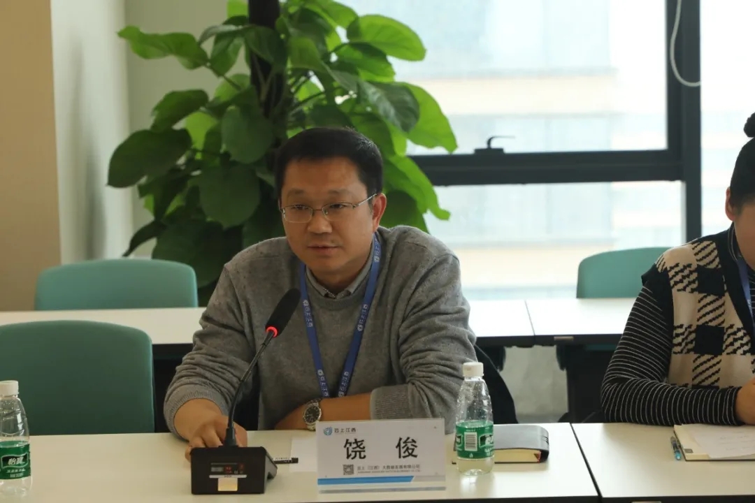 副总经理饶俊介绍公司概况